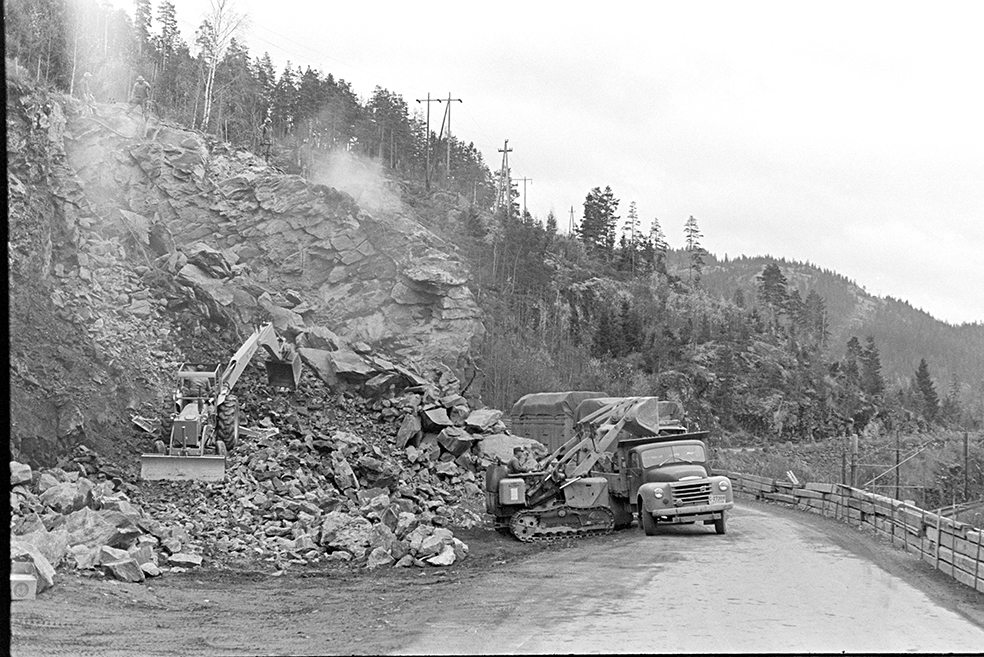 Vegarbeid mellom Espa og Strandlykkja, E6, anleggsmaskiner, fjellskjæring, lastebiler,