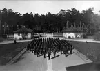 Infanterivolontärskolan Karlsborg, senare rekrytskolan för infanteriets off- och res. off. Aspiranter 1878 - 1927. Till vänster vaktlokalen, till höger arrestlokalen där även ett utrymme fanns för en frisör.