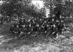 Infanterivolontärskolan Karlsborg, senare rekrytskolan för infanteriets off- och res. off. Aspiranter, 1887 - 1927. Dist. Korp. 1899 volontärskolan. Gruppfoto.