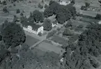 Flygfoto över Påskallavik med herrgård och trädgård.