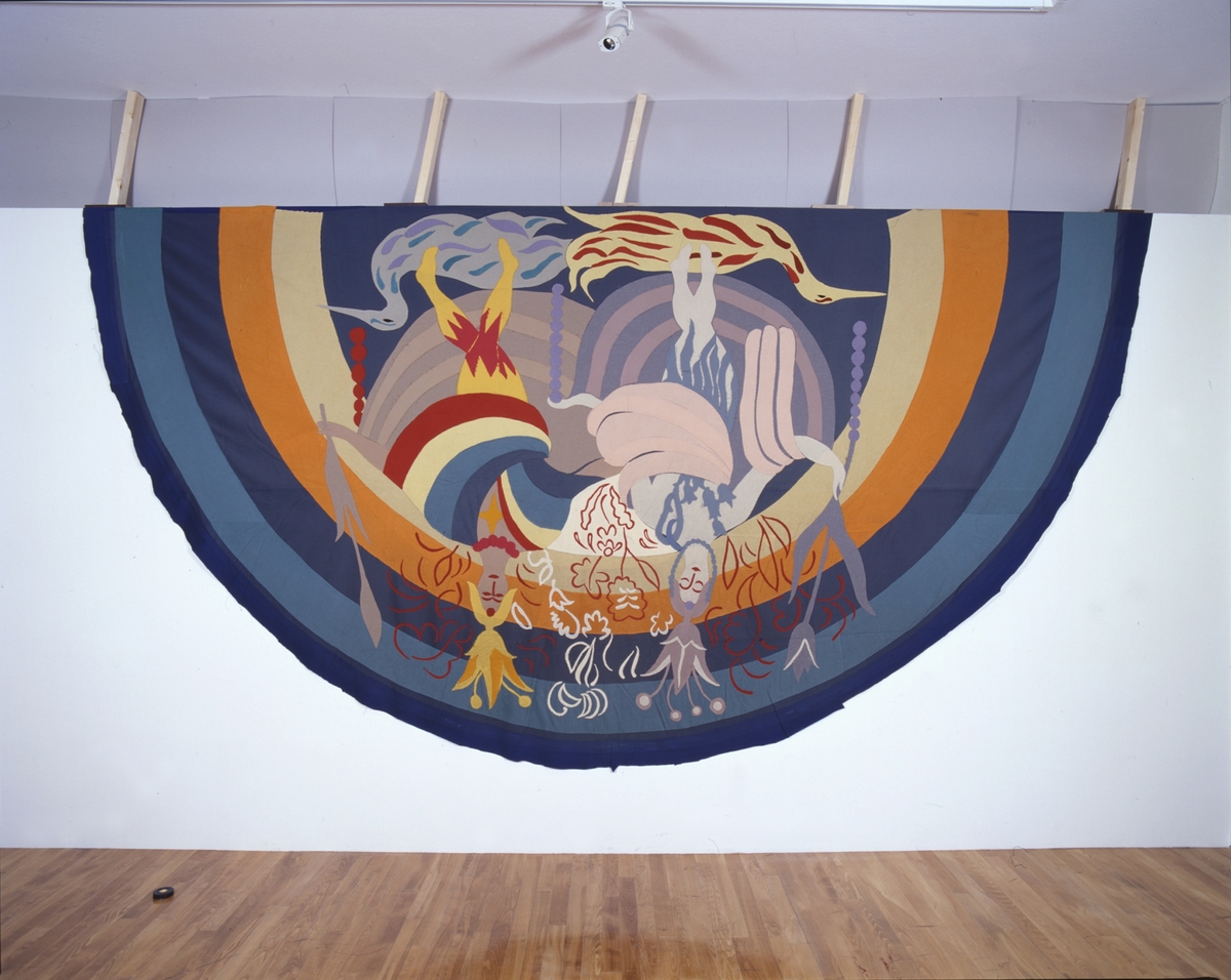 Halcirkelformad ylleapplikation med regnbåge i bakgrunden, Poseidon. Av färgade ylletyger efter skisser av Grünewald, Isaac.