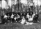 Infanterivolontärskolan Karlsborg, senare rekrytskolan för infanteriets off- och res. off. Aspiranter, 1878 - 1927. Gruppbild, officerare med familjer vid officersvolontärskolan år 1895.