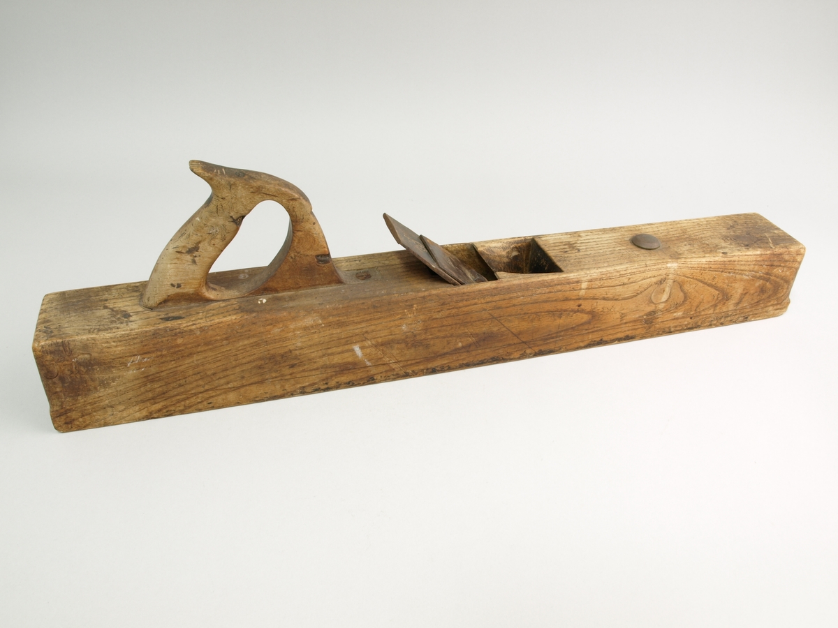 Form: Rektangulær med eit handtak (bak). Slagknapp er plassert på overside av høvelens fremre del.
Bruk: Til å høvle/ rette av større lengder eller flater. Den relativt lange høvelen vil gå over "groper" og rette av "toppane" på underlaget. Høvelen vil til sist "ta" over heile overflata og vi har ei plan flate.