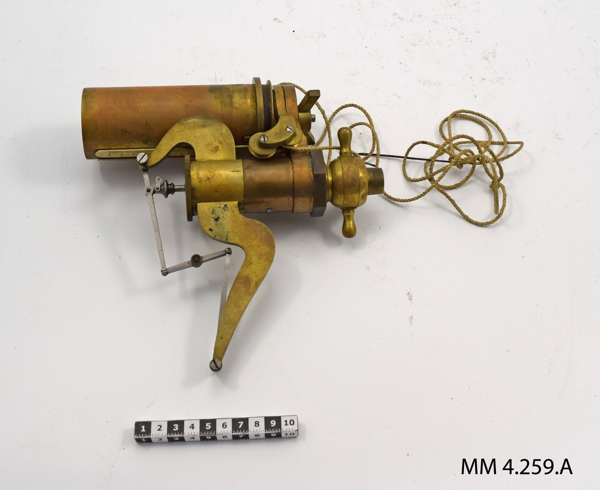 Indikator med cylindrisk rörlig trumma för papper, vilken ett ritstift från en arm tecknar diagram på de olika trycken i ångmaskinens cylindrar. Armens rörelse till trumman överförs från en ångcylinder på indikatorn, vilken med en förskruvning kopplas till ångmaskinens cylinder. Användes för beräkning av maskinens hästkraftantal. 

Märkning: Eliiot Brothers London Patent No 7015. Trumman graderad 0-80.

Har tillhört ångkorvetten Saga.