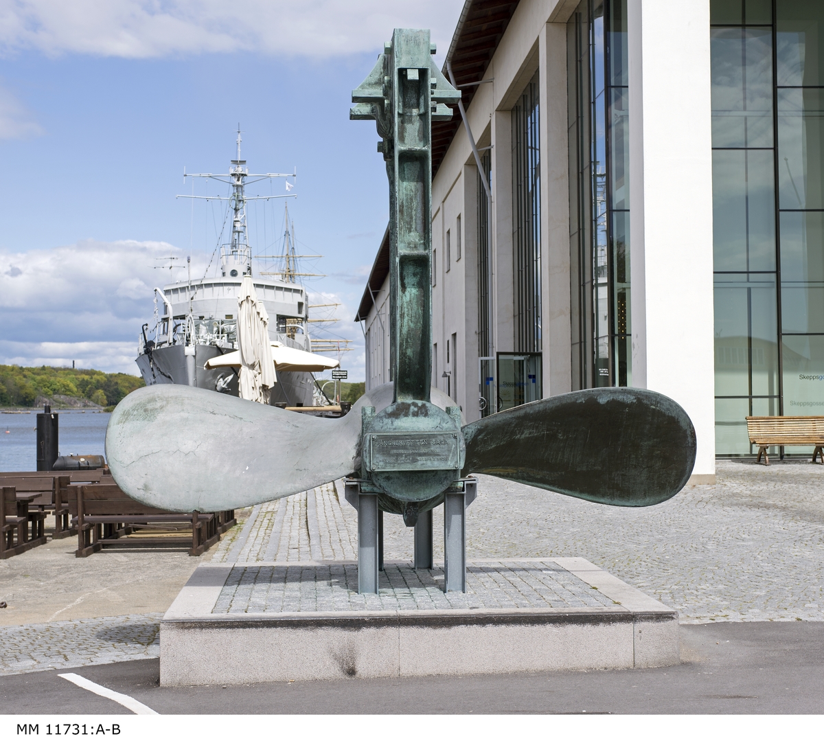 Tvåbladig propeller av brons från korvetten Saga. Propellern är lagrad i en lagerbock.