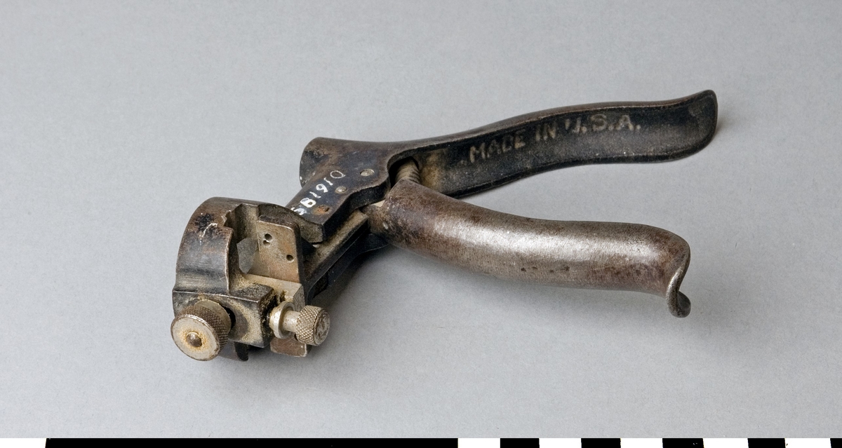 Tång av stål med två skänklar som hålls som i ett pistolgrepp. Den främre är rörlig och återspännes till utgångsläget genom en fjäder. Vid sammantryckning av skänklarna föres ett stål framåt i det främre skränkningshuvudet och ändrar sågbladets lutningsvinket. Avsedd för skränkning av sågblad d.v.s. en utvikning av sågtänderna så att rätt lutningsvinkel för den specifika virkeskvaliteten erhålles. Skänklarna är på insidan märkta med STANLEY No 42 och MADE IN USA.                                                                                                                           

Funktion: Justera sågens tänder