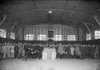 Gruppbild, ingenjörkåren. Prisutdelning i gymnastiksalen år 1914.