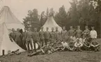 Soldater från Livgardet till häst K 1 uppställda för gruppbild framför tält.