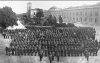 Karlsborg. Gruppfoto, Göta ingenjörkår år 1917 framför sin kasern, västra delen av slutvärnet.