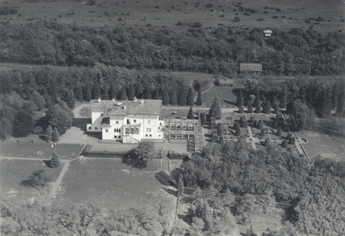 Flygfoto över Solliden, Öland 1935. Drottning Victoria, hustru till Gustav V, lät bygga Solliden då Ölands klimat ansågs nyttigt för hennes klena luftrör. Slottet är inspirerat av hovmedicus Axel Munthes villa San Michele på Capri.
Numera fungerar slottet som sommarbostad åt kungafamiljen, men parken är öppen för allmänheten.