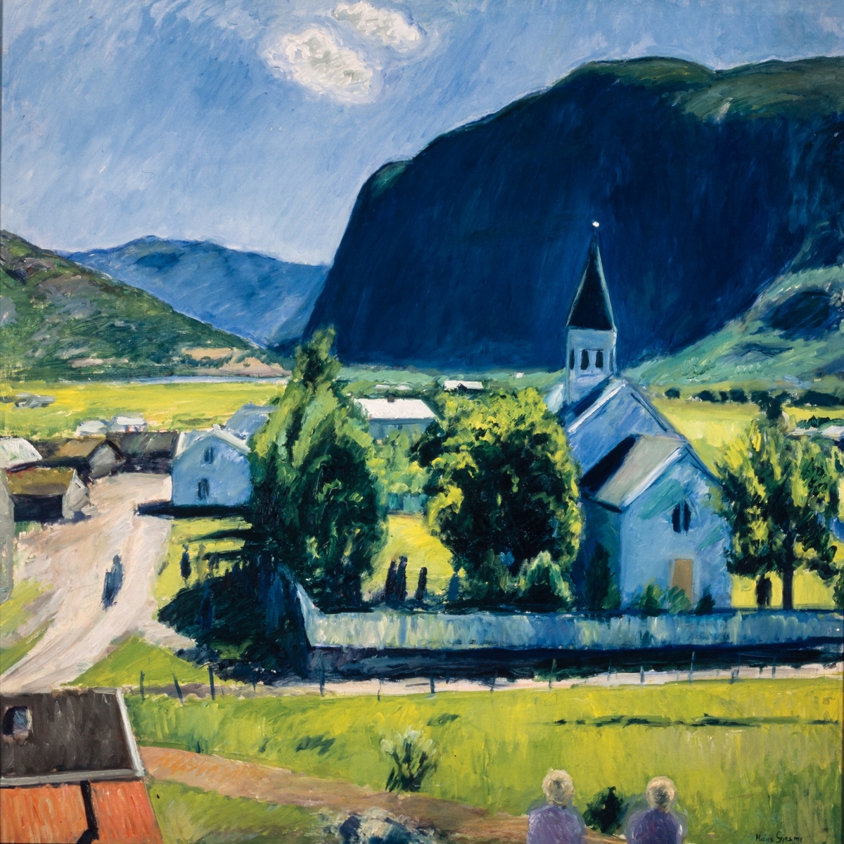 Utsyn frå haugen bak Tønjum kyrkje austover mot Hynjahovden. Kyrkja ligg i gardstunet på Tønjum.