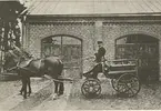 Pukebergs charabang. Kusk J. G. Storm, anställd år 1897-1930.
Fonden Nybro brandstation.