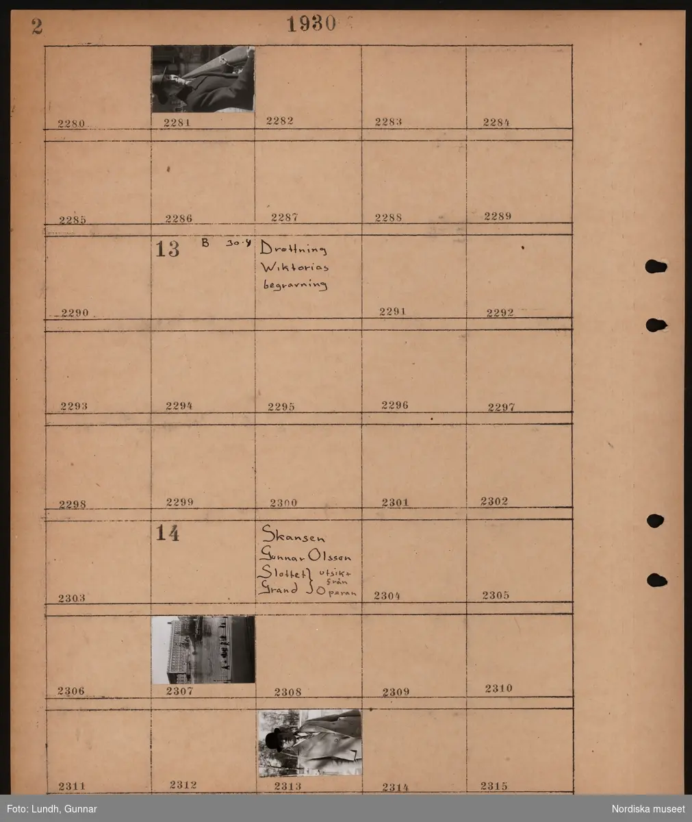 Motiv: Utsikt från Stadshustornet, Roslund, Molins fontän, Strand hotell, Slottet;
man stående vid ett räcke.

Drottning Wiktorias begravning;
Ej kopierat.

Motiv: Skansen, Gunnar Olsson, Slottet, Grand, Utsikt från Operan;
Vy över Kungliga slottet, man i rock och hatt.