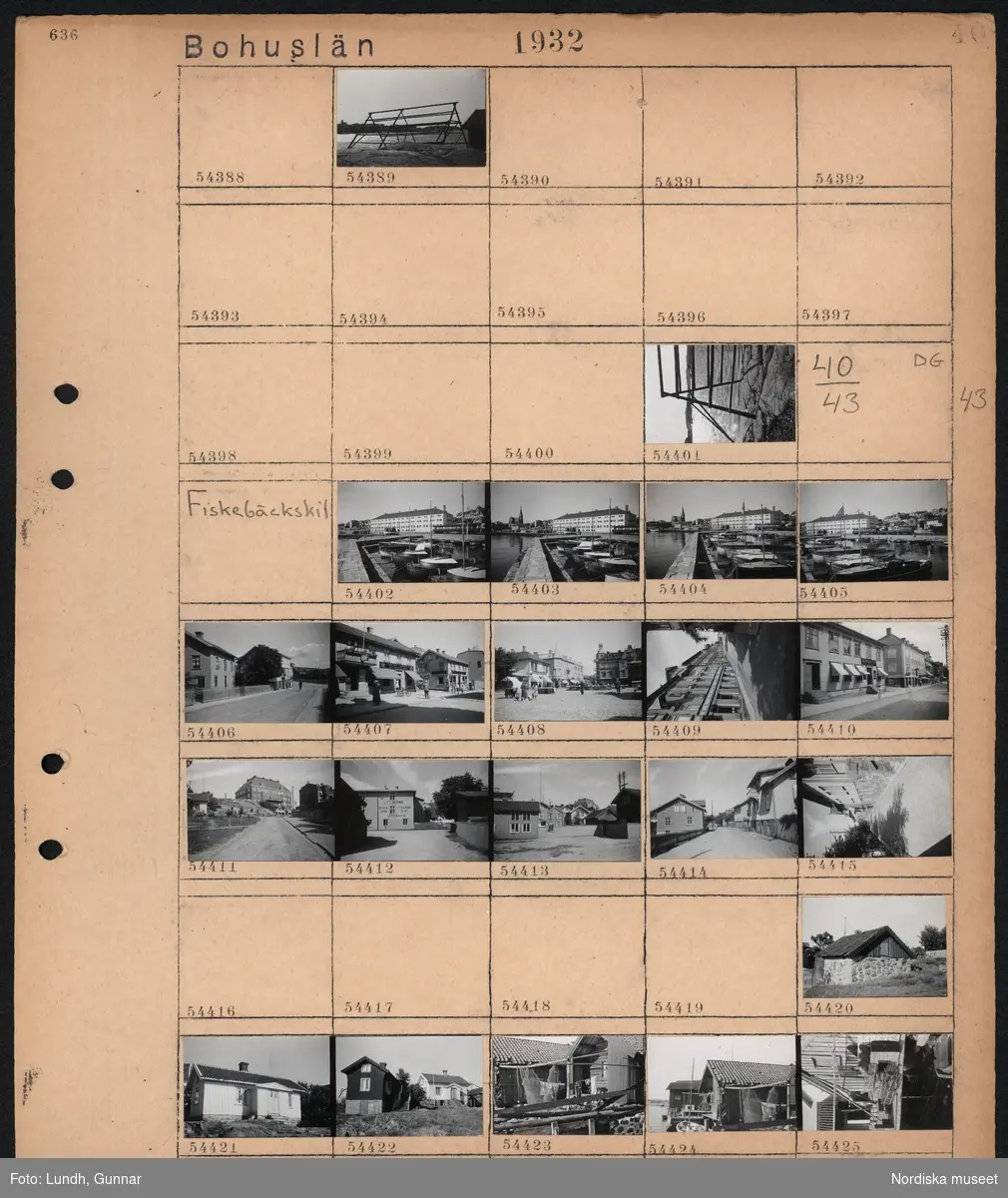 Motiv: Bohuslän, Fiskebäckskil;
En ställning står i en hamn.

Motiv: Bohuslän, Fiskebäckskil;
Vy över hamn med båtar och bebyggelse med kyrka i bakgrunden, gatuvy med cyklis, stadsvy med torg och torghandel och fotgängare, sjöbodar med ålryssjor som hänger till tork.