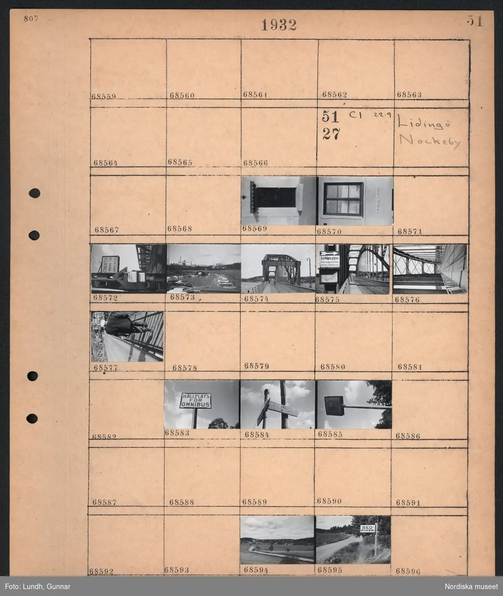 Motiv: Lidingö;
Ej kopierat.

Motiv: Lidingö, Nockeby;
En dörr, ett fönster, skylt "Cyklister Varning för spår & växlar", vy över hamn med båtar, vy över bro med fotgängare och cyklist, skylt på bro "Gå på högra gångbanan Ni går då emot körtrafiken och kan överblicka den", skylt "Hållplats för omnibuss", vägskylt "Skärsätra Brevik Gåshaga", landskapsvy med väg och bebyggelse, stolpe med skylt "Skomakeri".