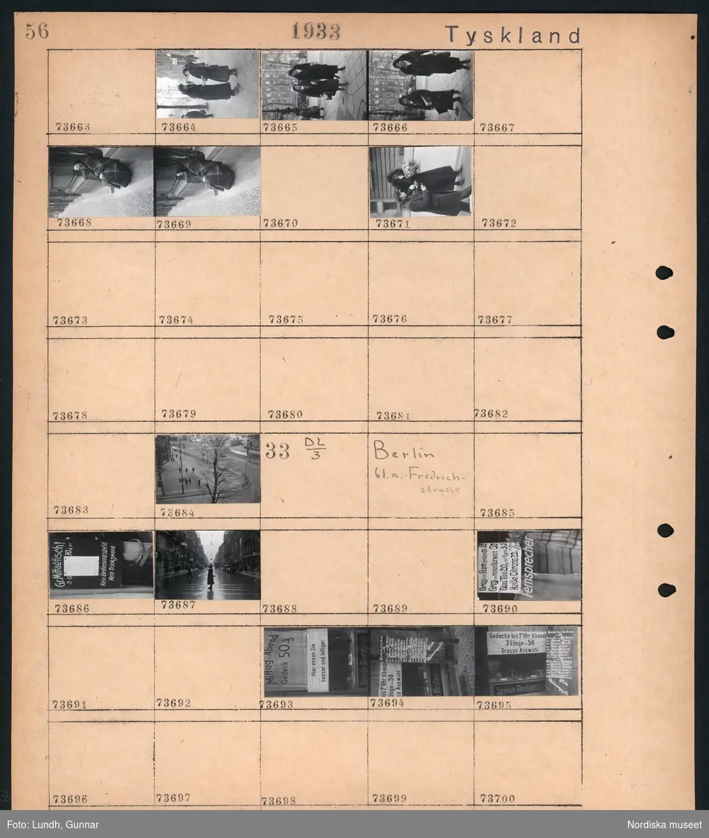 Motiv: Tyskland, Rankestrasse, Berlin, fröken Andersson, fru Rydelius;
Porträtt av två kvinnor som går på en stadsgata, en kvinna med svarta glasögon sitter i en port, stadsvy med fotgängare och en spårvagn.

Motiv: Tyskland, Berlin bl. a. Fredrichstrasse;
Skyltfönster med text "Gr. Mittagtisch! Kein Bedienungsgeld Kein Trinkzwang" och ett plakat uppsatt på fönstret, stadsvy med fotgängare och bilar, skyltfönster med text "Grog von Rum ....." "Fernsprechen", skyltfönster med text "Mittag u. Abend Gedeck 50" "Hier essen Sie besser und billiger" "Speise - Restaurant", skyltfönster med text "Gedecke bis 7 Uhr Abends 3 Gänge - 50 Grosse Auswahl."