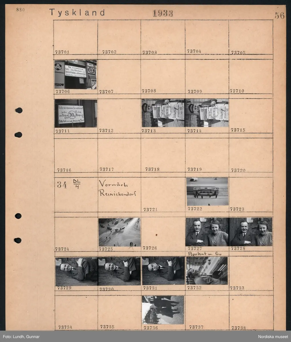 Motiv: Tyskland, Berlin bl. a. Friedrichstrasse;
Detalj av fasad med skylt "Zu vermieten ...", skylt "Warum kommen Sie nicht zu uns? ....", en man säljer tidningar.

Motiv: Tyskland, Vorwärts, Reinickendorf;
Gatuvy med människor vid en spårvagn, gatuvy med fotgängare - bilar och en hästdragen vagn, porträtt av en man "Apolant m fru", gatuvy med fotgängare.