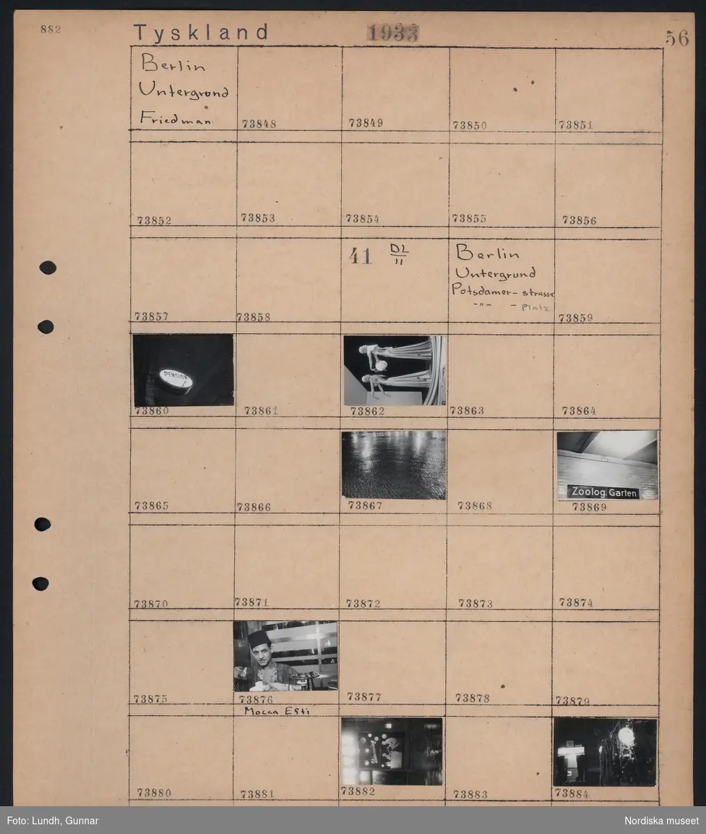 Motiv: Tyskland, Berlin, Untergrund, Friedman;
Ej kopierat.

Motiv: Tyskland, Berlin, Untergrund, Potsdamer-strasse, Potsdamer-platz;
Skylt "Pension 2 Etagen...", skyltfönster med två skyltdockor, en regnvåt gata, skylt "Zoolog. Garten", en man i fez håller upp en kanna och en kopp "Mocca Efti", skylt "Stimmüng" med en kvinna och en man som dricker cocktails, kvällsbild med belysning.