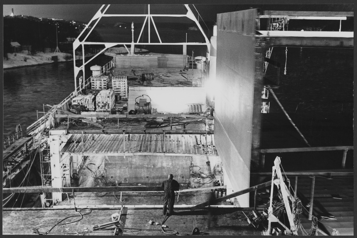Ekensbergs varv 1970. Transatlantics lastfartyg SCANDIC förlängs i stora dockan, ny sektion lyfts på plats med hjälp av pontonkranen LODBROK.