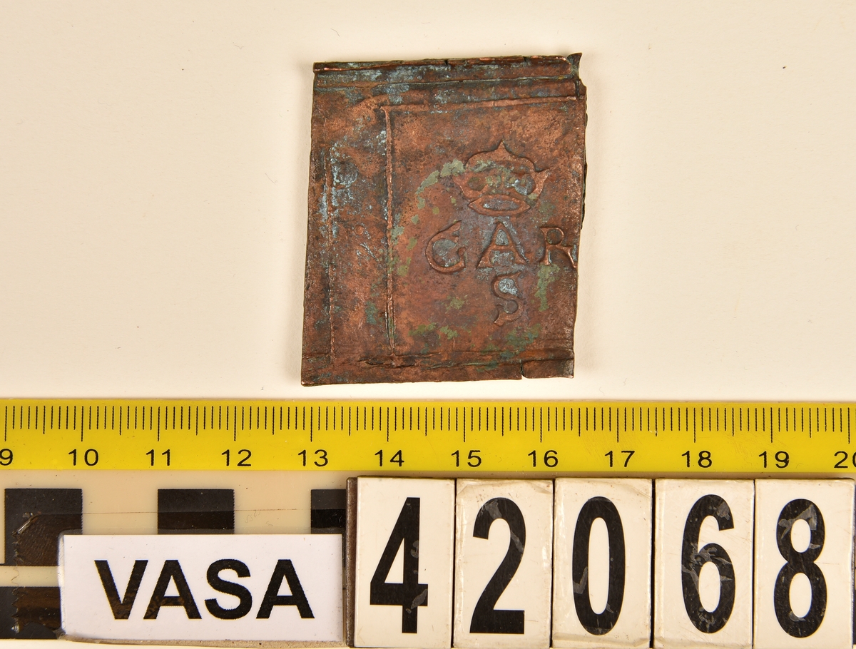 2 öre
Fyrkantigt mynt.
Åtsidan: versalerna G A R placerade vågrätt i rad. En punkt till vänster om dessa. Ovanför versalen A en krona. Under A:et versalen S.
Ocentrerad prägling. Ram delvis synlig.
Frånsidan: mitt på myntet en vasakärve.
Till vänster om kärvens bas siffran två, i form av ett Z. Till höger om kärvens bas versalerna ÖR.
Det fyrsiffriga präglingsåret - längst ner på myntet - är 1626.
Ocentrerad prägling. Ram delvis synlig.
Nuvarande skick: bägge sidor något slitna. Tre smärre jack i övre kanten på myntet, ett i undre kanten.
Vikt: 41,7 gram.
