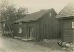 Boningshus vid gatan till ladugården (nr 12 å planen)
Drängstuga. Sadeltak på åsar. Knutar inklädda.