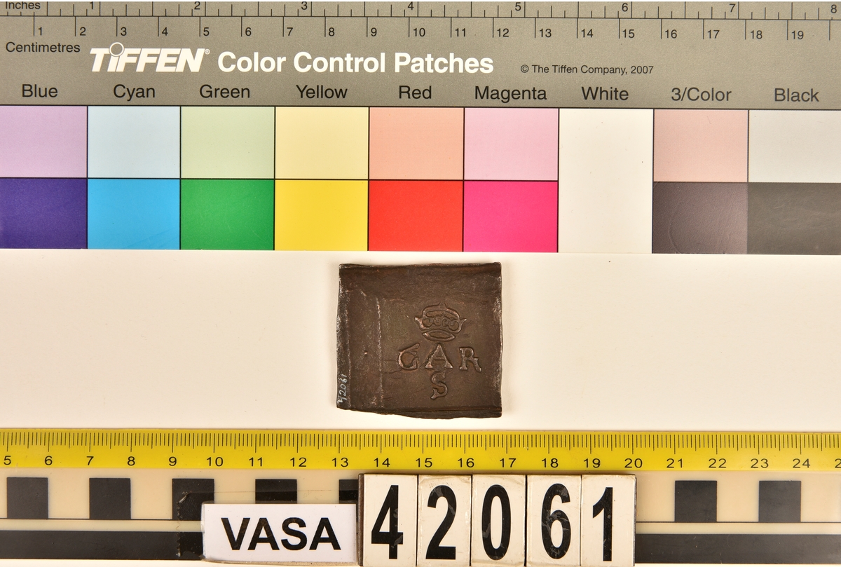 2 öre
Fyrkantigt mynt.
Åtsidan: versalerna G A R svagt och delvis synliga. Placerade vågrätt i rad mitt på myntet. Ovanför versalen A en krona svagt delvis synlig. Under A:et versalen S svagt delvis synlig. Mellan och runt versalerna fyra punkter.
Ocentrerad prägling. Ram delvis synlig.
Frånsidan: mitt på myntet en vasakärve, svagt och delvis synlig.
Till vänster om kärvens bas siffran två, i form av ett Z, svagt delvis synlig. Till höger om kärvens bas versalerna ÖR, svagt  delvis synliga.
Det fyrsiffriga präglingsåret - längst ner på myntet - är 1626.
Ocentrerad prägling. Ram delvis synlig.
Nuvarande skick: bägge sidor slitna.  åtsidan sliten  frånsidan sliten.   jack  valsklump   korroderat   krackelerat
Vikt: 45,5 gram.