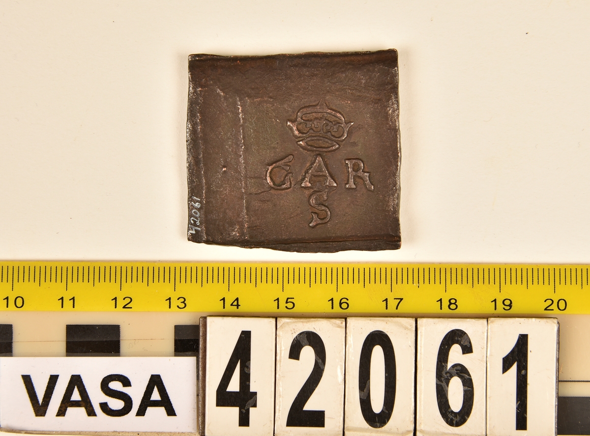 2 öre
Fyrkantigt mynt.
Åtsidan: versalerna G A R svagt och delvis synliga. Placerade vågrätt i rad mitt på myntet. Ovanför versalen A en krona svagt delvis synlig. Under A:et versalen S svagt delvis synlig. Mellan och runt versalerna fyra punkter.
Ocentrerad prägling. Ram delvis synlig.
Frånsidan: mitt på myntet en vasakärve, svagt och delvis synlig.
Till vänster om kärvens bas siffran två, i form av ett Z, svagt delvis synlig. Till höger om kärvens bas versalerna ÖR, svagt  delvis synliga.
Det fyrsiffriga präglingsåret - längst ner på myntet - är 1626.
Ocentrerad prägling. Ram delvis synlig.
Nuvarande skick: bägge sidor slitna.  åtsidan sliten  frånsidan sliten.   jack  valsklump   korroderat   krackelerat
Vikt: 45,5 gram.