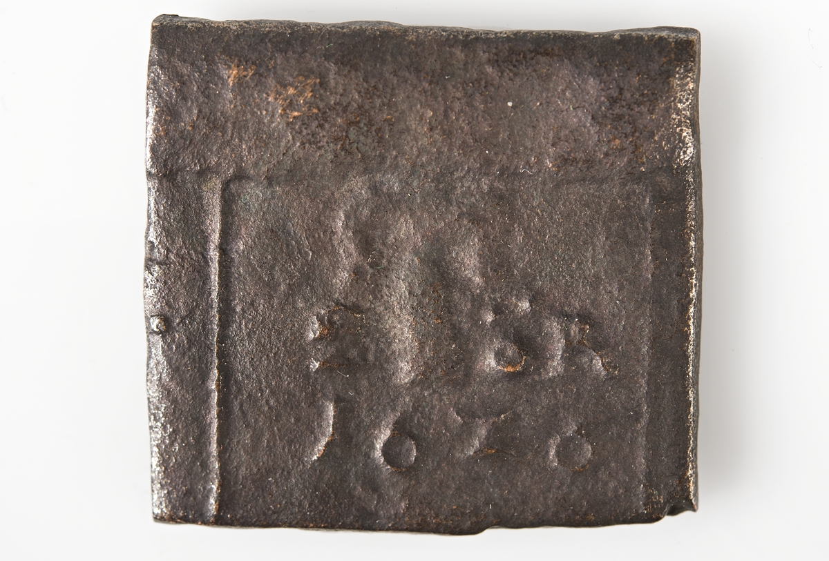 2 öre
Fyrkantigt mynt.
Åtsidan: versalerna G A R svagt och delvis synliga. Placerade vågrätt i rad mitt på myntet. Ovanför versalen A en krona svagt delvis synlig. Under A:et versalen S svagt delvis synlig. Mellan och runt versalerna fyra punkter.
Ocentrerad prägling. Ram delvis synlig.
Frånsidan: mitt på myntet en vasakärve, svagt och delvis synlig.
Till vänster om kärvens bas siffran två, i form av ett Z, svagt delvis synlig. Till höger om kärvens bas versalerna ÖR, svagt  delvis synliga.
Det fyrsiffriga präglingsåret - längst ner på myntet - är 1626.
Ocentrerad prägling. Ram delvis synlig.
Nuvarande skick: bägge sidor slitna.  åtsidan sliten  frånsidan sliten.   jack  valsklump   korroderat   krackelerat
Vikt: 45,5 gram.