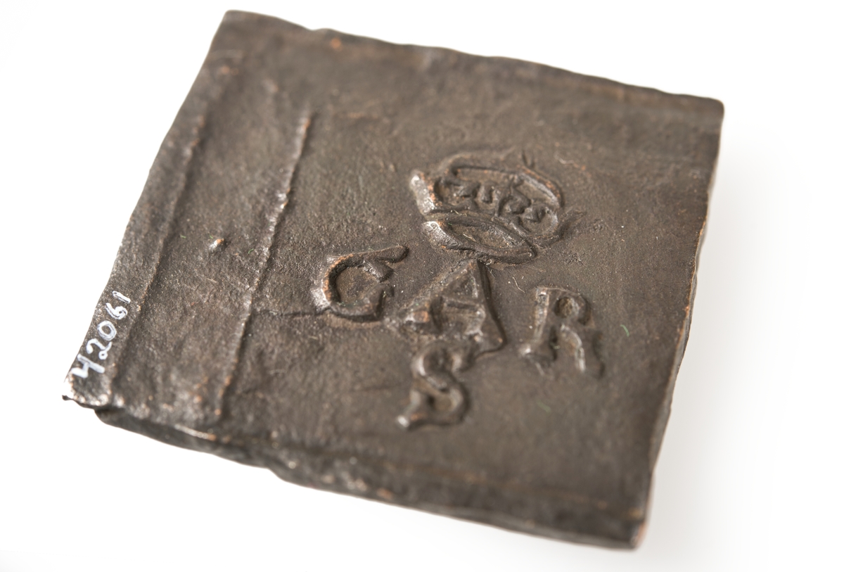 2 öre
Fyrkantigt mynt.
Åtsidan: versalerna G A R svagt och delvis synliga. Placerade vågrätt i rad mitt på myntet. Ovanför versalen A en krona svagt delvis synlig. Under A:et versalen S svagt delvis synlig. Mellan och runt versalerna fyra punkter.
Ocentrerad prägling. Ram delvis synlig.
Frånsidan: mitt på myntet en vasakärve, svagt och delvis synlig.
Till vänster om kärvens bas siffran två, i form av ett Z, svagt delvis synlig. Till höger om kärvens bas versalerna ÖR, svagt  delvis synliga.
Det fyrsiffriga präglingsåret - längst ner på myntet - är 1626.
Ocentrerad prägling. Ram delvis synlig.
Nuvarande skick: bägge sidor slitna.  åtsidan sliten  frånsidan sliten.   jack  valsklump   korroderat   krackelerat
Vikt: 45,5 gram.