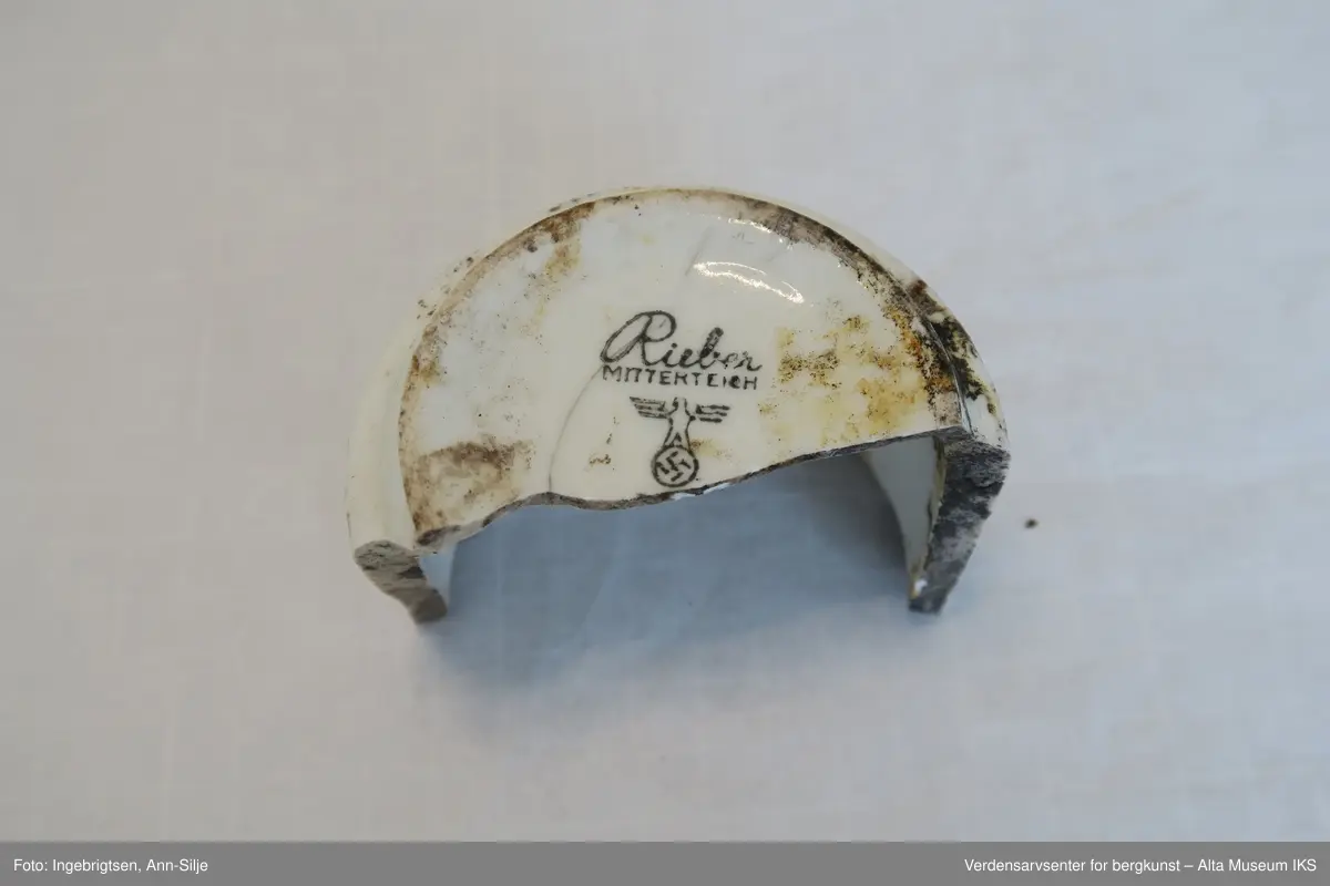 Hvite porselenskopper (3 stk) og -krukker (2 stk.). På undersiden er det stemplet med produsentmerke og emblemet til den tyske krigsmarine som består av et hakekors med en ørn over. Den ene krukken har et halvt lokk.