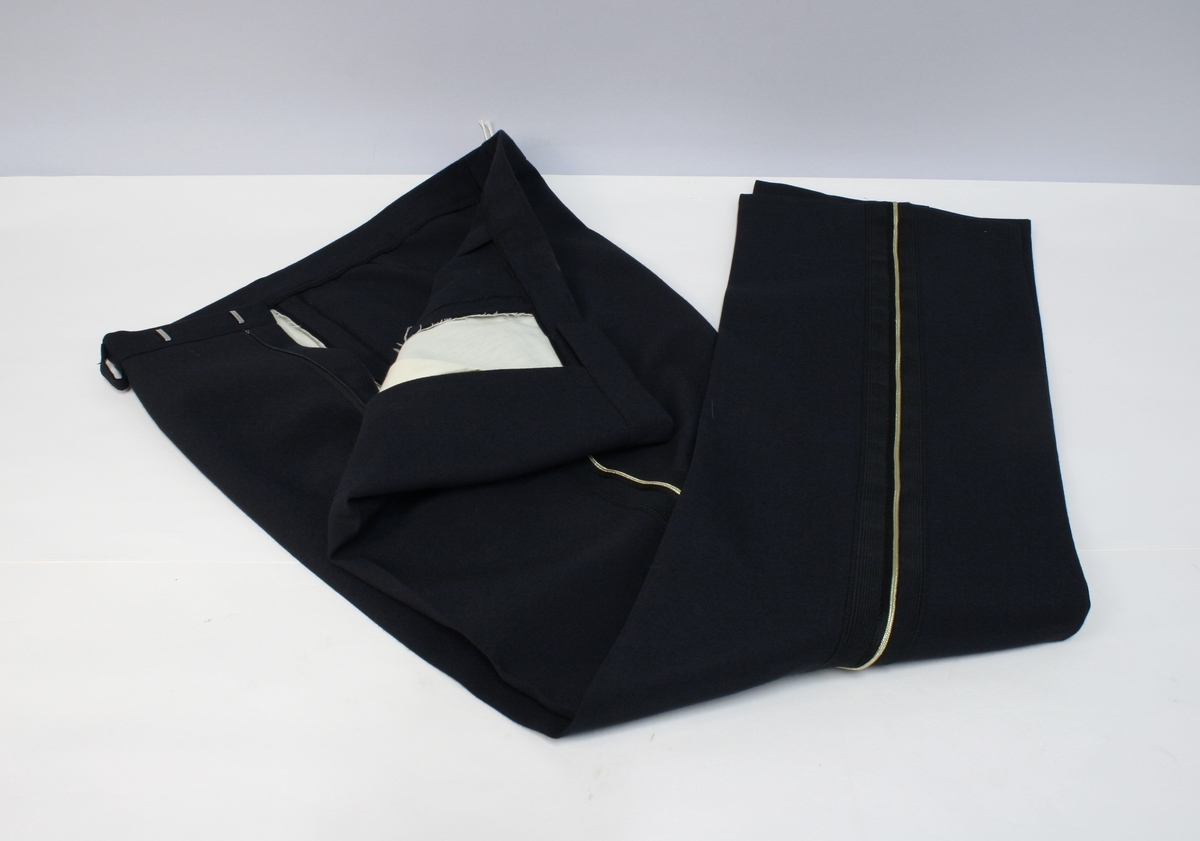 Sort gallauniform med gullbrodert ekebladsdekor på krave og mansjetter og skuldersitinksjon for politimester. Jakke og bukse med belte.