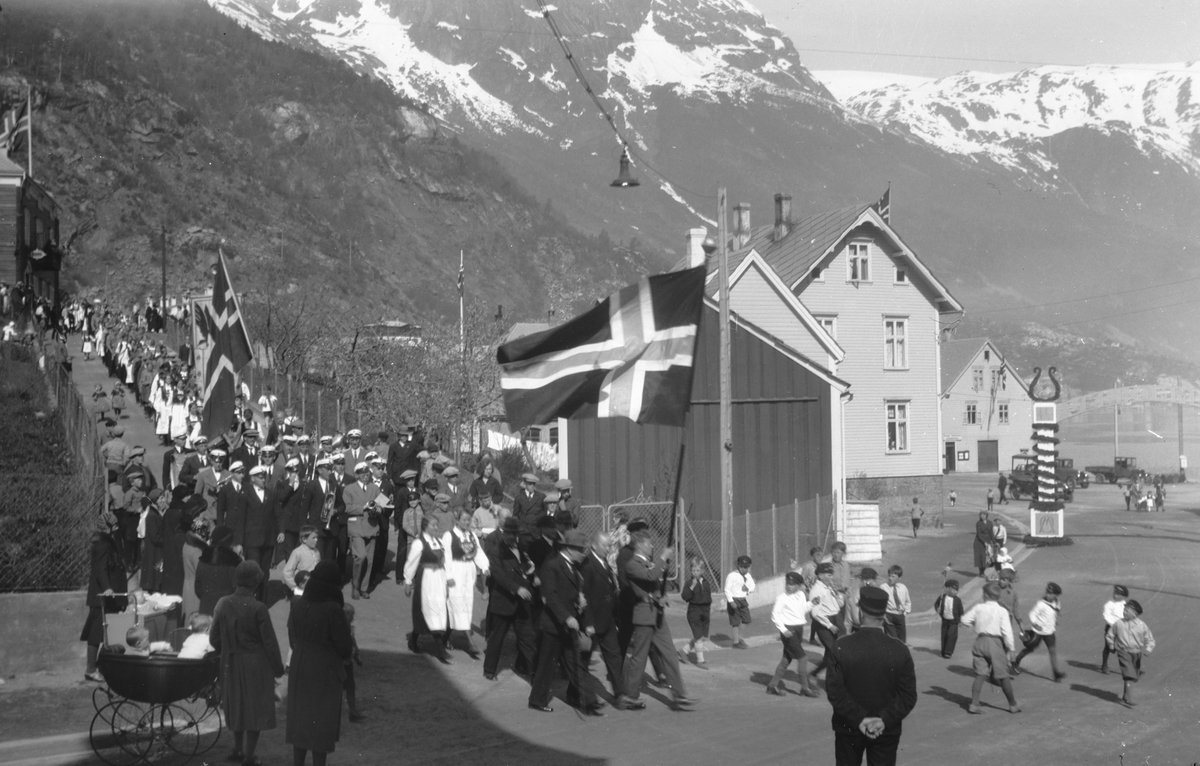 Folketog ned Naftabakken 17. mai 1932.