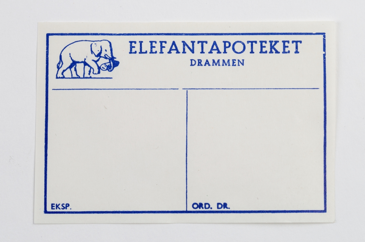 Hvit rektangulær etikett med blå skrift og tegning av elefant.
Etikett for preparat til innvortes bruk forordnet av lege.