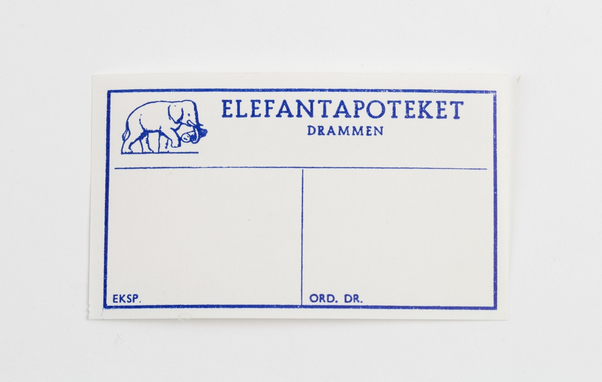 Hvit rektangulær etikett med blå skrift og tegning av elefant.
Etikett for preparat til innvortes bruk forordnet av lege.