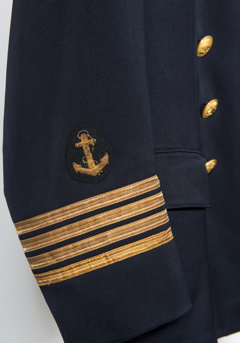 Uniformskavaj för hamnkapten vid Stockholms hamn. Gradbeteckning: 4 st 11 mm breda guldgaloner, däröver ett guldstickat ankare. Knapp: gul metallknapp med ankare, läggen krönt av tre kronor på spira och flankerat av bokstäverna S och H. Dubbelknäppt med fyra knapper per rad.