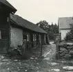 Carl Petterssons gård. Boningshuset till höger, vagnsskjulet till vänster.