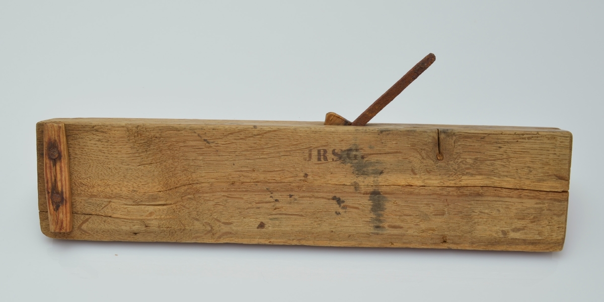 Bruk: Høvelen vert nytta til å høvle ut not i panel som har not og fjør. Til dette arbeidet nyttar ein 2 høvlar som er not og fjørhøvel. Desse vert då kalla ploghøvlar.