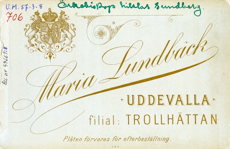 Text i guld på framsidan av fotot: "Lundbäck. UDDEVALLA. Filial: TROLLHÄTTAN."
Tryckt text på baksidan: "Maria Lundbäck. UDDEVALLA. filial: TROLLHÄTTAN." 
Plåten bevaras för efterbeställning. S&S.
Skriven text på baksidan: Ärkebiskop Niklas Sundberg.
På bröstet har Sundberg serafimerorden.