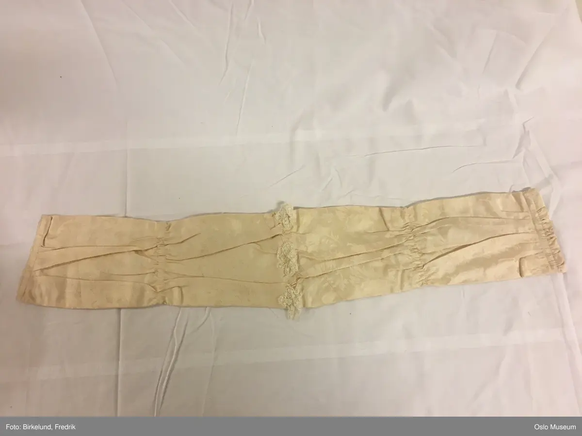 Større og mindre svungne blader og stilker.