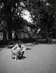 Hans Hammarskjöld med en hund på Tuna gård.