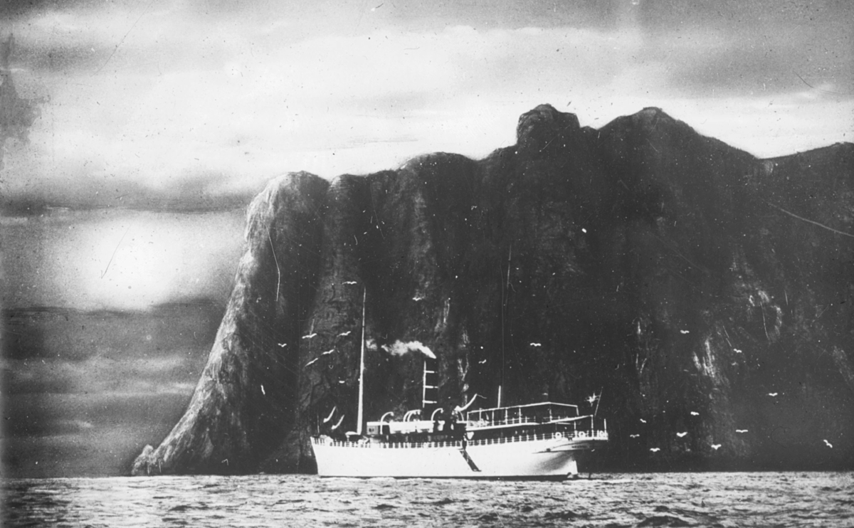 "Midnattssol Nordkap. Aug. 1937" står det på glassplaten. Men dette D/S "Neptun" utenfor Nordkapp. 02.07.1906. (Originalnegativet eies av Norsk Folkemuseum, W 04216 og derfor fylkesbiblioteket trenger ikke ha den publisert i Digitalt Museum). I tillegg har Museene for kystkultur og gjenreisning dette bildet i Digitalt Museum.