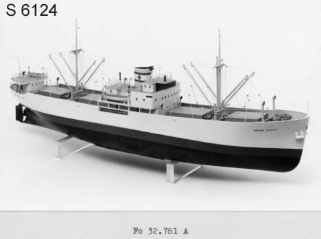 Fartygsmodell av m/s HELGA SMITH, shelterdäckad, 2 master, 9 bommar, 4 luckor, brygga med rund förkant. Gul oval skorsten med vitt bälte, blå kanter, malteserkors med vitt S. Vitmålat skrov med blått bälte, rödbrun botten.