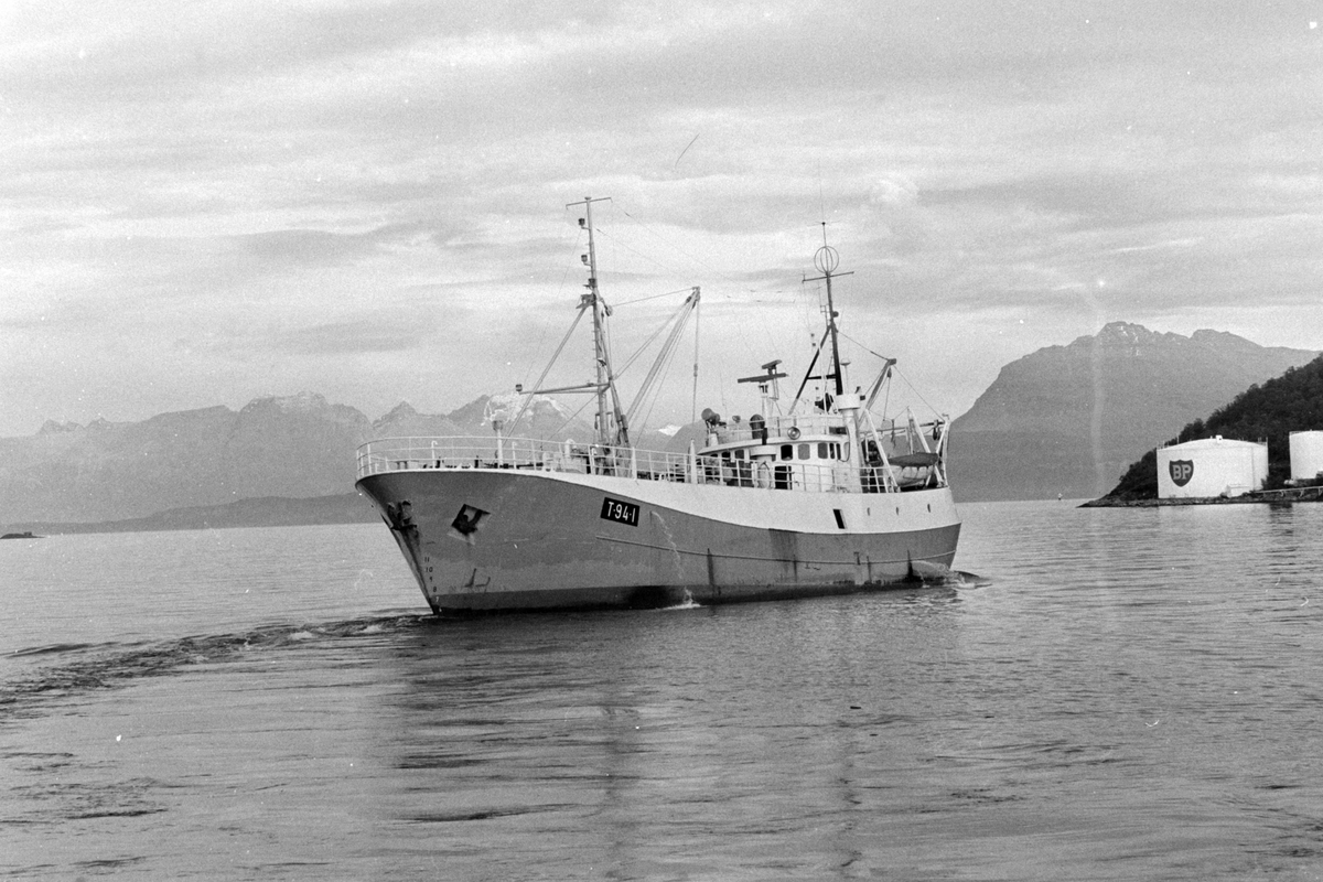 Ibestadbåt på Harstad havn. Oljetanker på Gangsås i bakgrunnen.