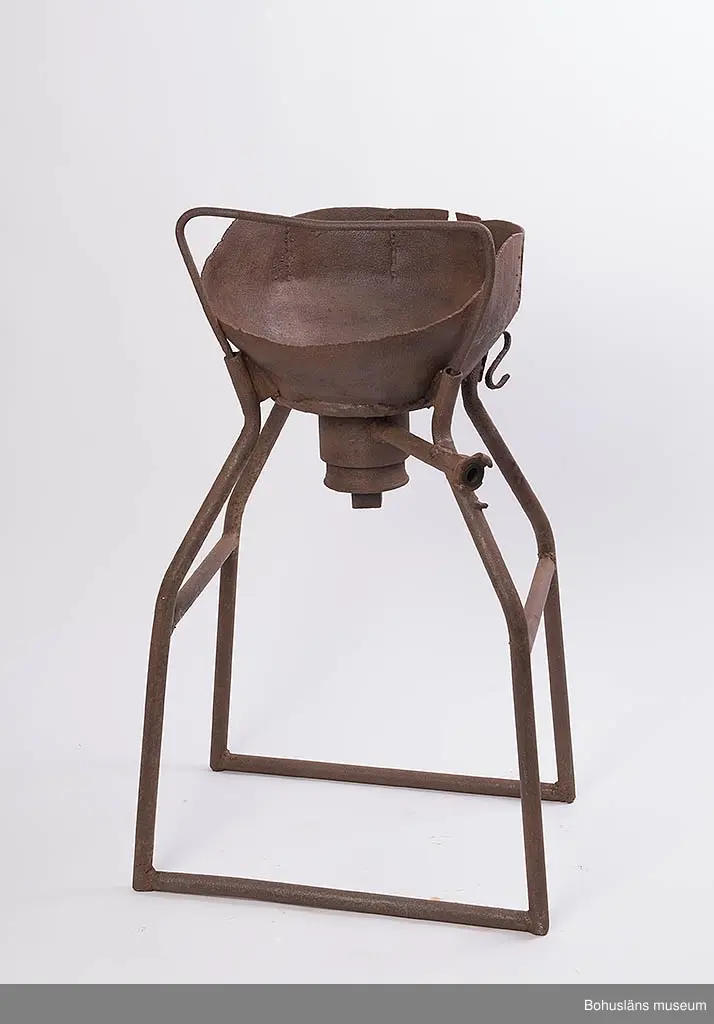 Ässjans ben består av fyra rör som är sammansvetsad med ässjans cylinderformade 
eldstad och två sammansvetsade rör som stöd, samt ett bygelformat handtag. 
Under eldstaden finns en koppling för tryckluftslangen.