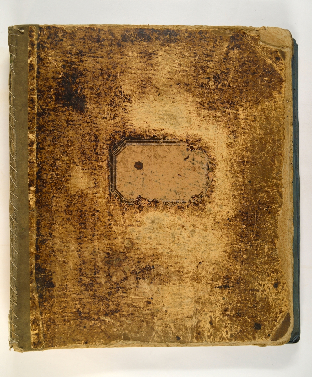 Bok med trykkblokkmønstre fra farver H. N. Schjølbergs arkiv.