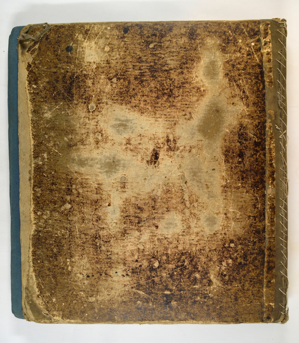 Bok med trykkblokkmønstre fra farver H. N. Schjølbergs arkiv.