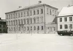 Kalmars allmänna läroverk vid Stortorget, byggt 1834-35, efter ritning av C.F. Sundvall. Till höger syns Linjeflygs kontor.