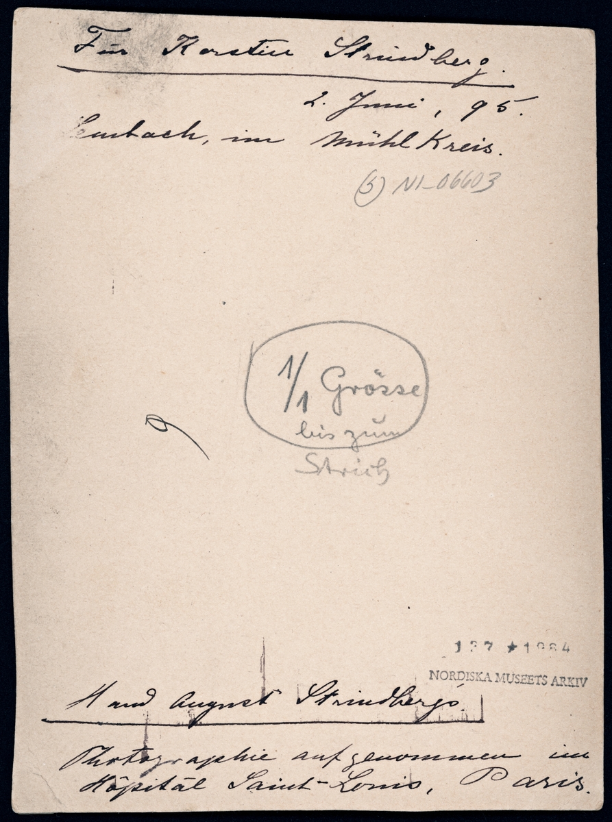 August Strindbergs hand med påskriften "Photographie aufgenommen im Hôpital Saint-Louis, Paris".
