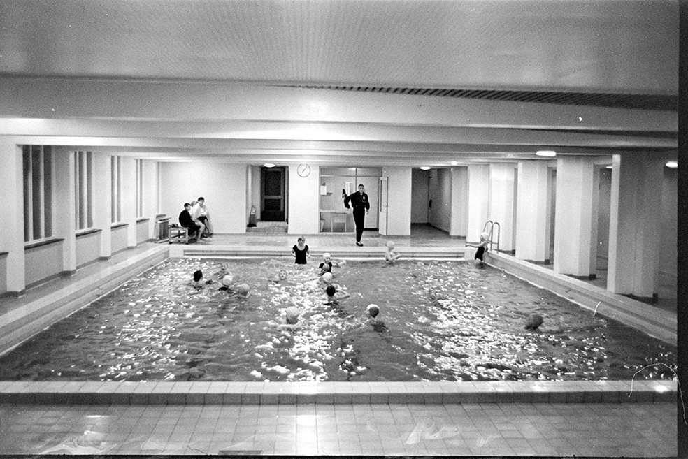 Rollsløkka skole, svømmehallen, svømmeundervisning, skoleelever,