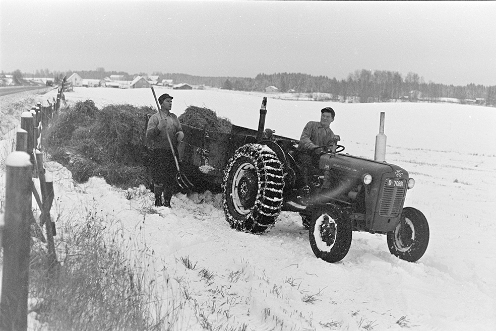 Innkjøring av halm,traktor,jordbruk,ukjent sted.